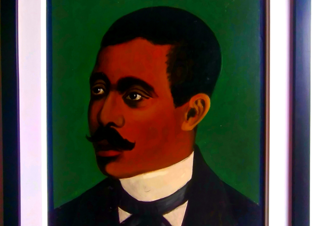 Retrato pintado do poeta Cruz e Souza, ele é um homem negro, com sobrancelhas fartas e bigode. Veste um tterno preto com camisa branca e gravata estilo laço. Seus cabelos são pretos. O fundo da imagem é verde.