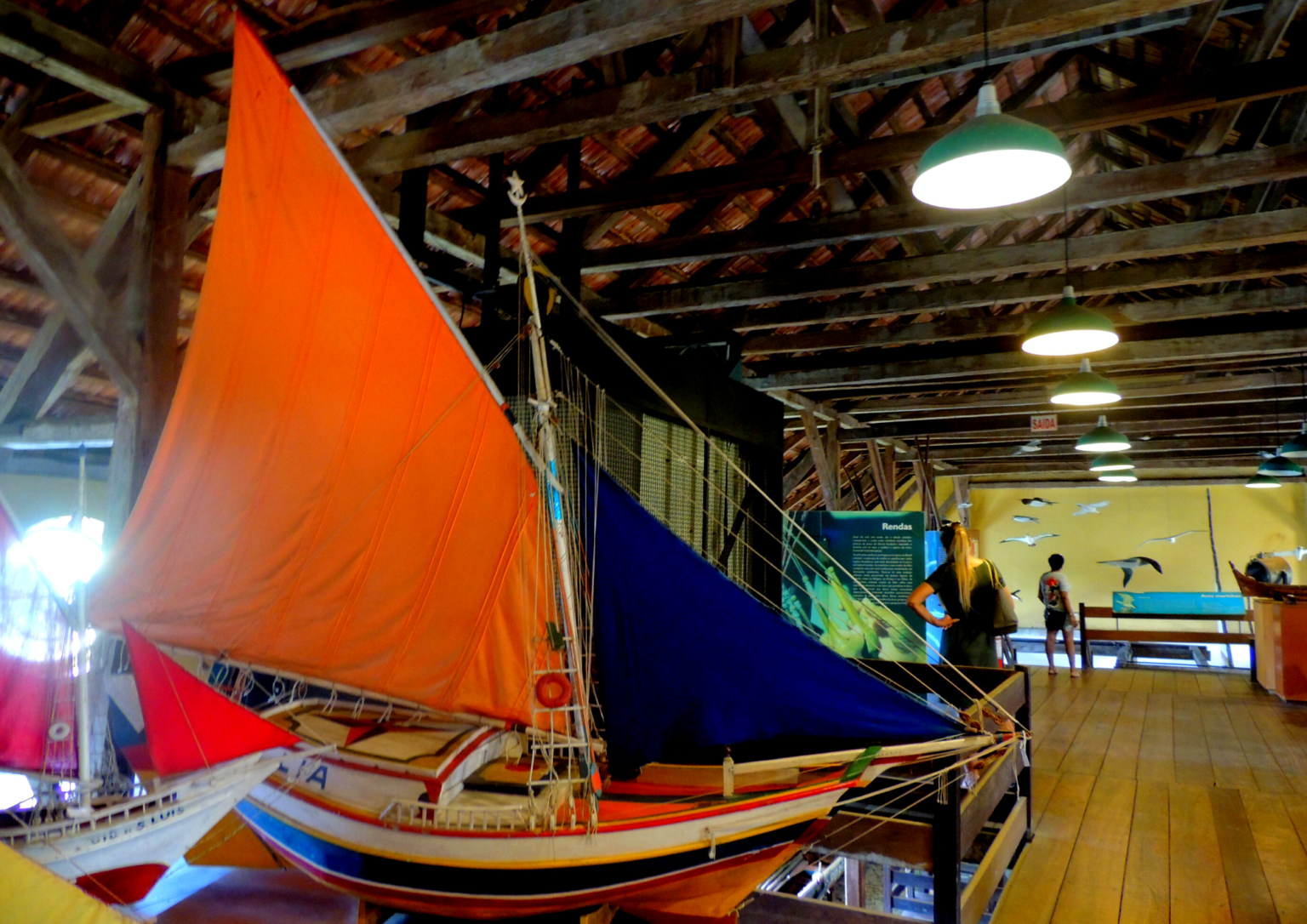 barco com vela colorida uma laranja e outra qaazul